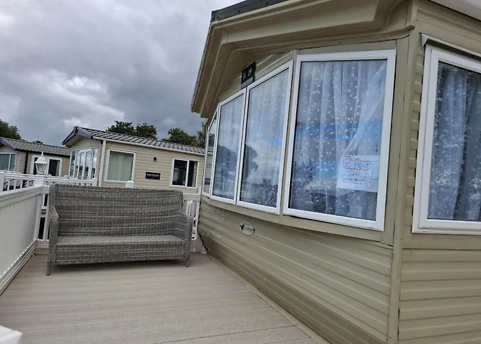 Caravan With Hot Tub At Tattershall Lakes