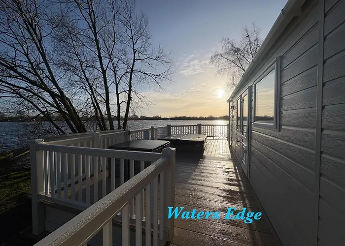 Tattershall Lakes Waters Edge Mini Lodge Lakeside, 8 Berth With Hot Tub & Wifi