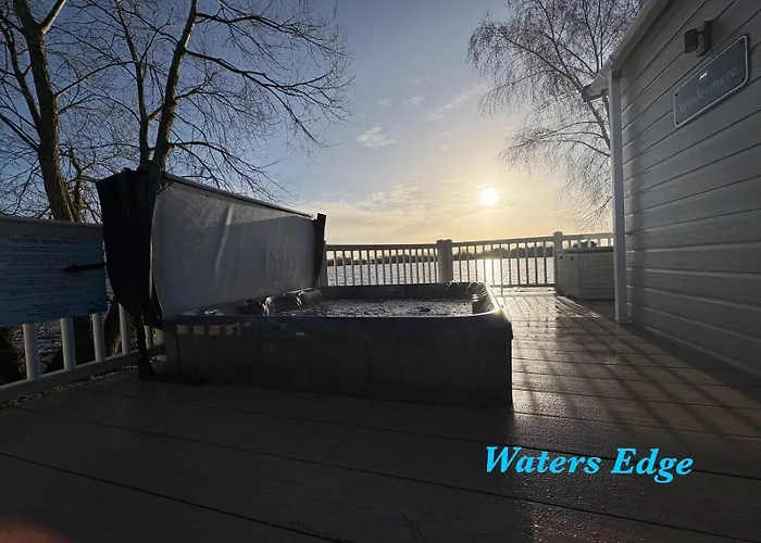 Tattershall Lakes Waters Edge Mini Lodge Lakeside, 8 Berth With Hot Tub & Wifi